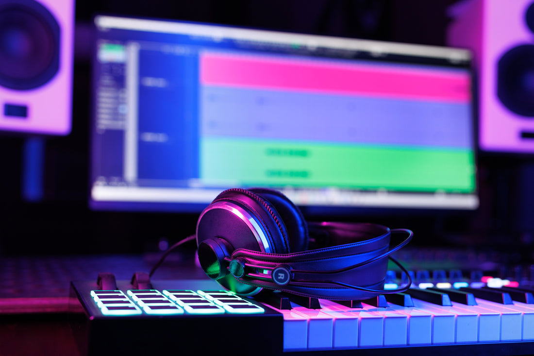 Tech House vs. Deep House: What's the Difference and How It Affects Your Sample Choice